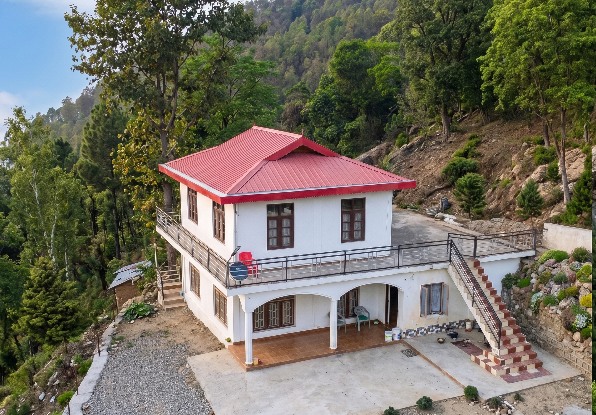 Aerial view of Parihar Niwas showing its position on the Kandaghat hillside